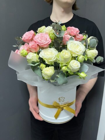 Композиция из кустовых роз в коробке